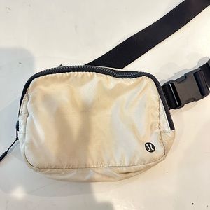 Lululemon everywhere belt bag